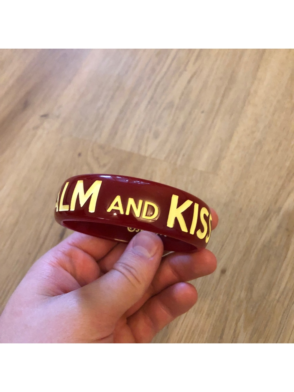 JESSICA KAGAN CUSHMAN JKC STUDIO RESIN BANGLE BRACELET KEEP CALM AND KISS ME RED - Picture 3 of 5